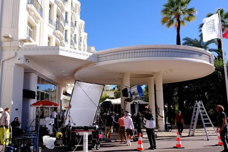 The White Lotus a complètement investi l’hôtel Martinez sur la Croisette de Cannes : on vous révèle les coulisses du tournage de la série HBO à succès