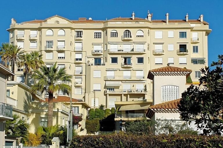 Un ascenseur pour les domestiques, des appartements de 300 m²… Les secrets du Palais des Pins, cette résidence qui fête ses 100 ans à Cannes