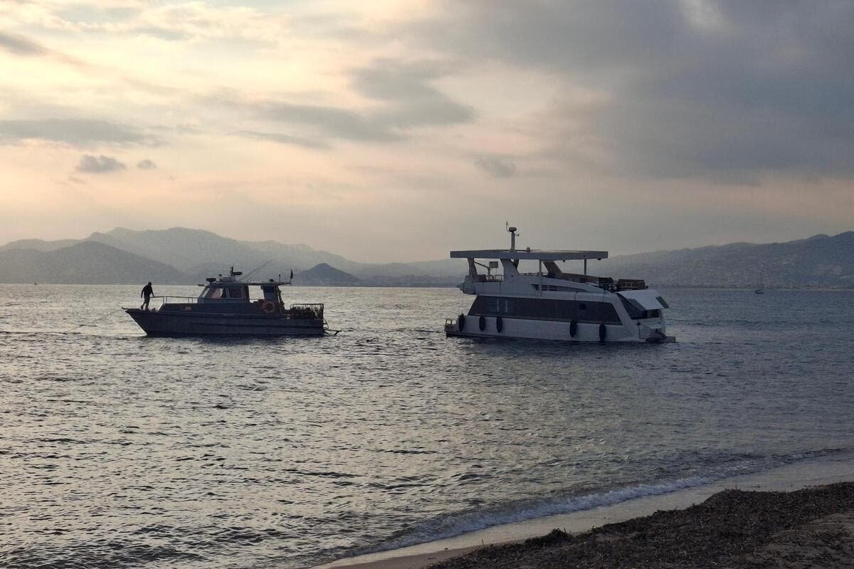 Un bateau s’échoue face au Palm Beach à Cannes ce vendredi après-midi, les occupants récupérés par les secours