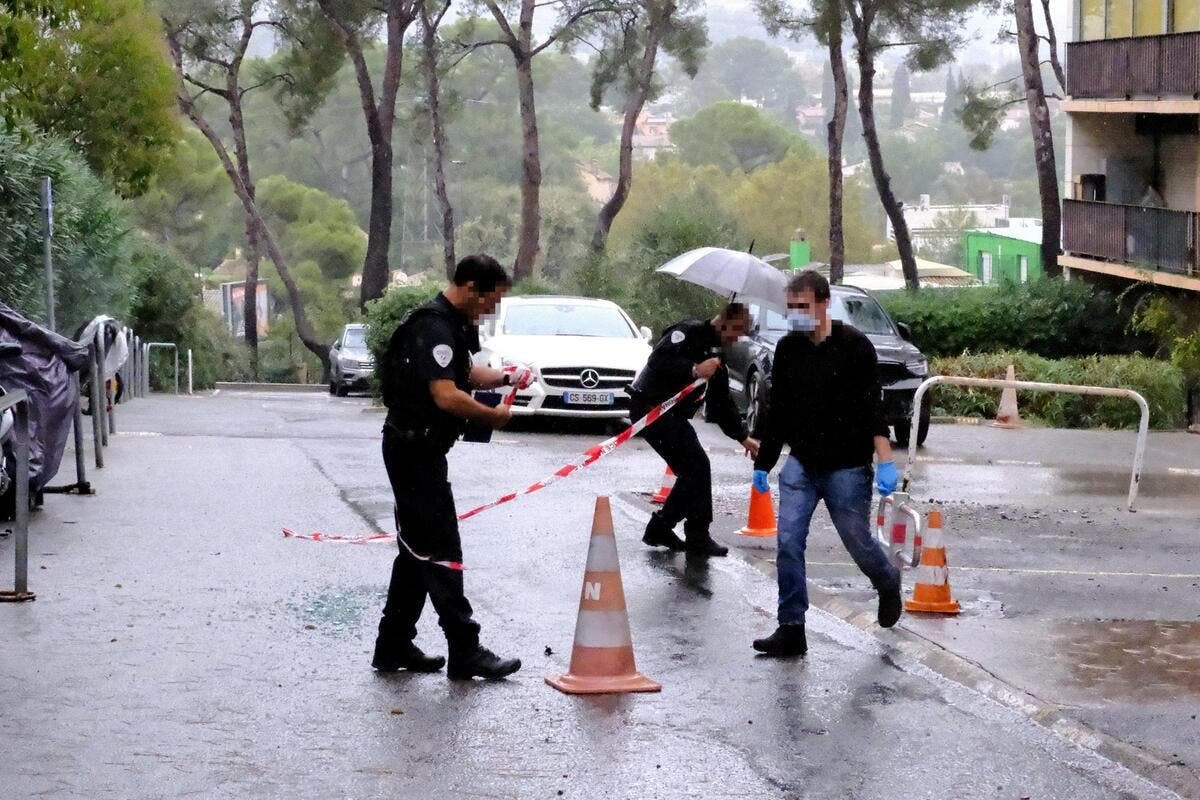 « Un homme en noir, cagoulé, accroupi avec une arme » : la mère de famille visée par des tirs alors qu’elle était en voiture près de Cannes se confie