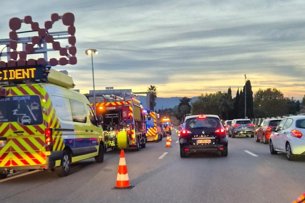 Une collision entre deux véhicules provoque des ralentissements sur l’autoroute A8 ce jeudi soir entre Mougins et Cannes-la-Bocca