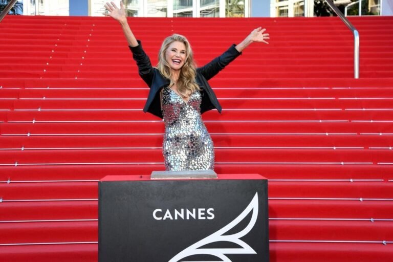 « Uptown Girl » : la mannequin américaine Christie Brinkley laisse ses empreintes à Cannes à l’occasion du Mipcom