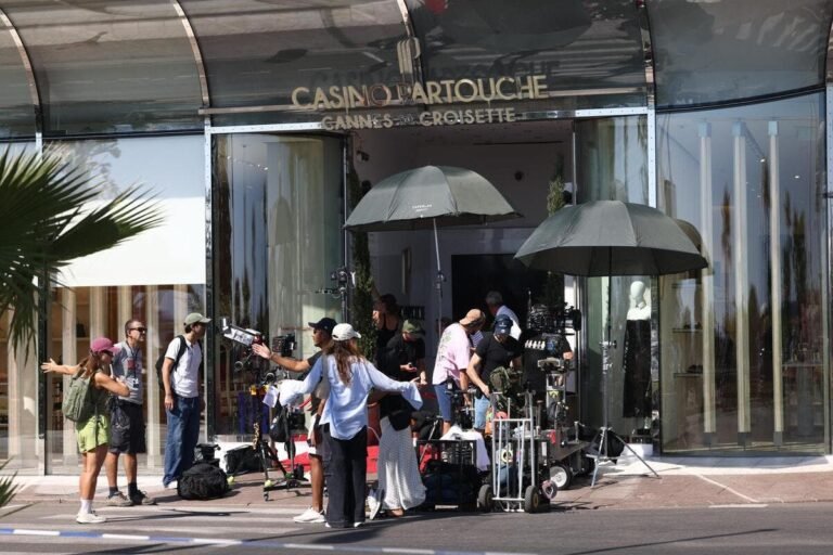 Variété des décors, capacité d’accueil, facilité d’accès : comment Cannes accueille toujours plus de tournages de séries TV et films de cinéma