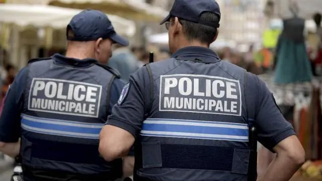 Violences du 17 octobre : un homme éteint seul des départs de feu dans un poste de police à Marseille  (Ouest-France)